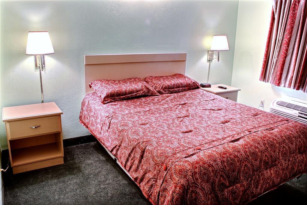 ווטרטאון Rodeway Inn חדר תמונה