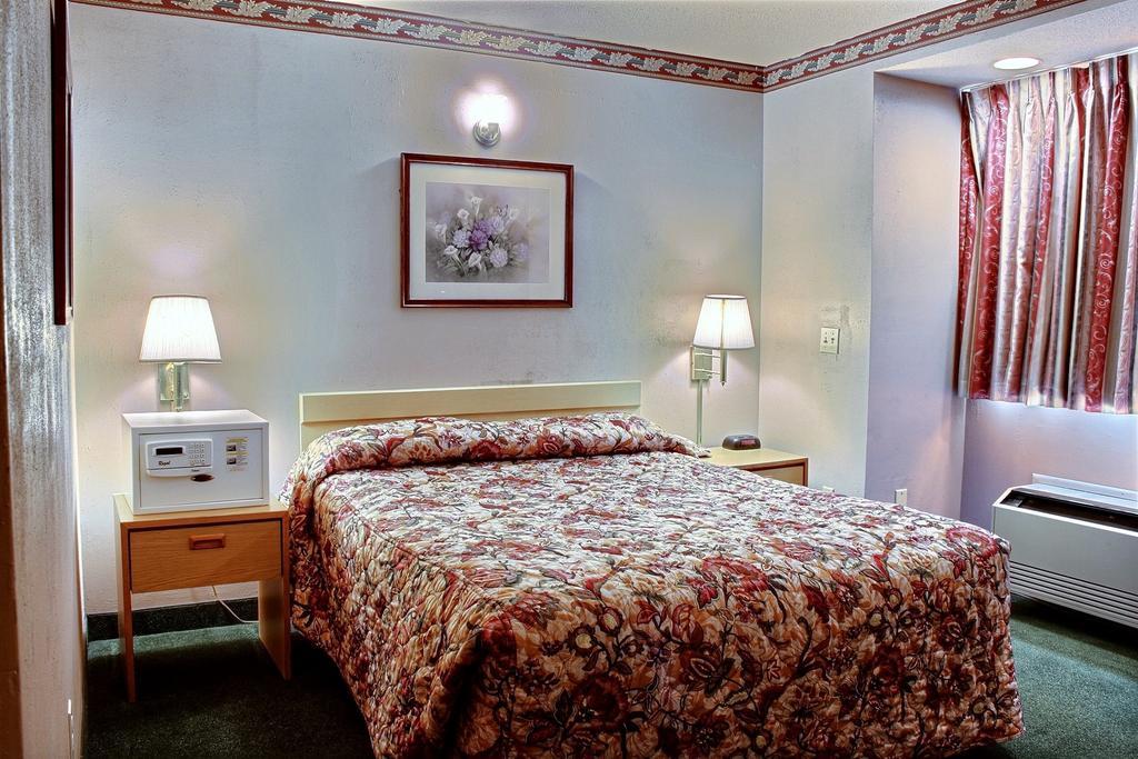 ווטרטאון Rodeway Inn חדר תמונה