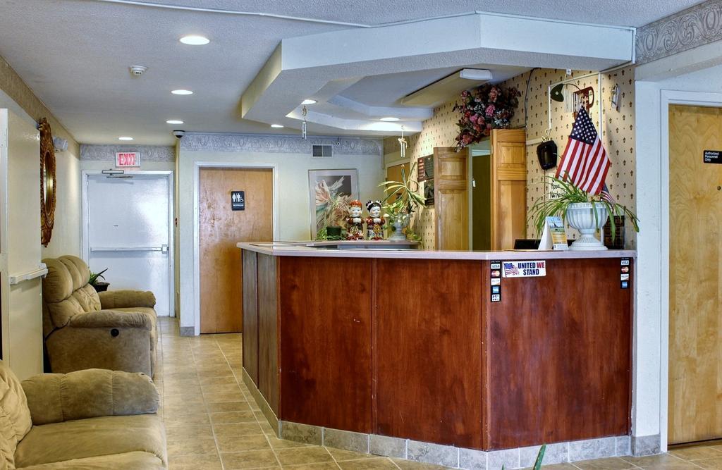 ווטרטאון Rodeway Inn מראה פנימי תמונה
